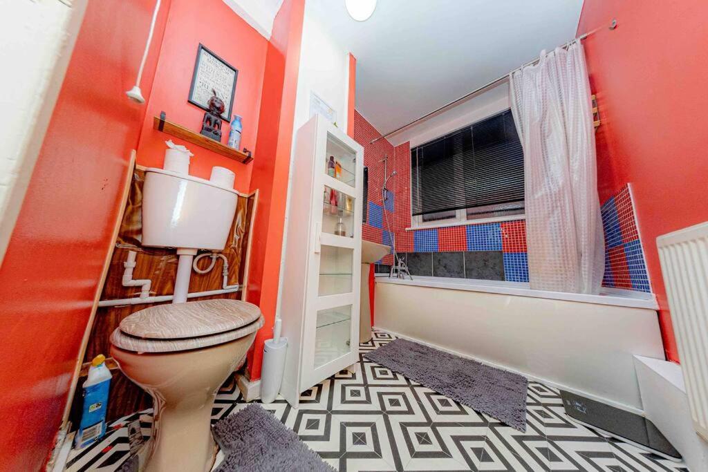 Unique Home W/Garden Hot Tub, Sauna & Cinema Room London Kültér fotó