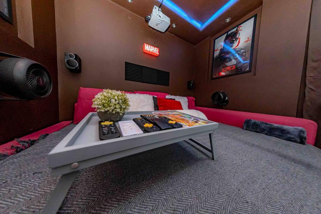 Unique Home W/Garden Hot Tub, Sauna & Cinema Room London Kültér fotó