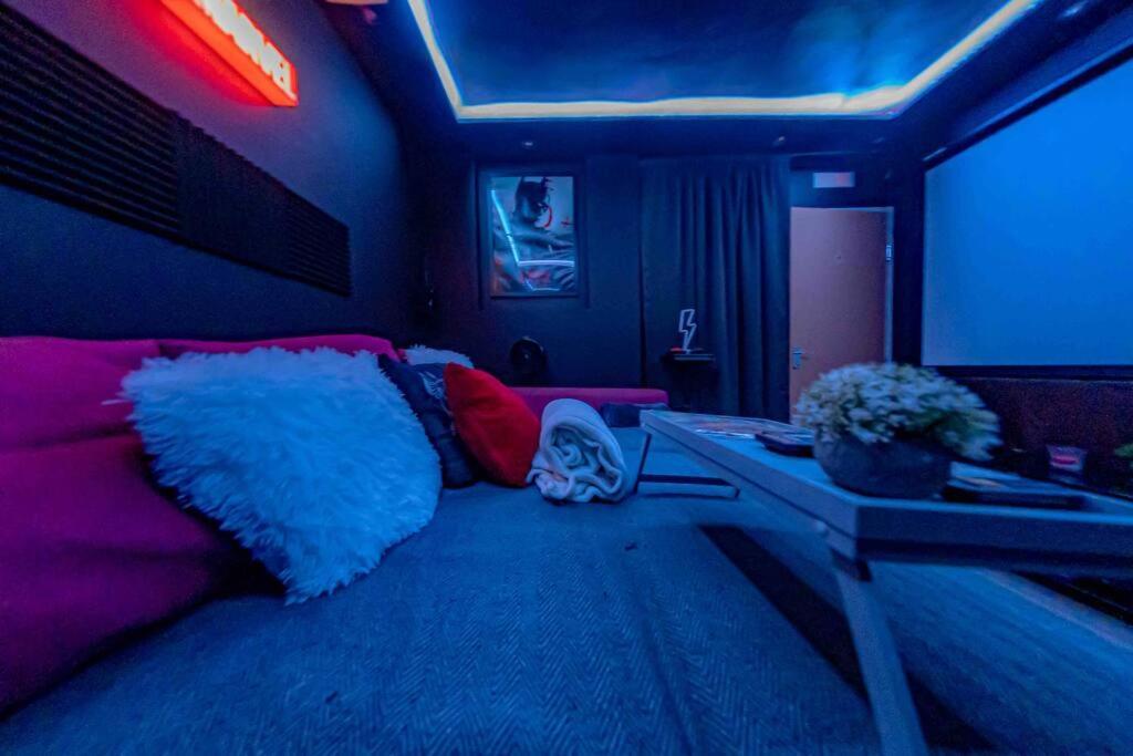 Unique Home W/Garden Hot Tub, Sauna & Cinema Room London Kültér fotó