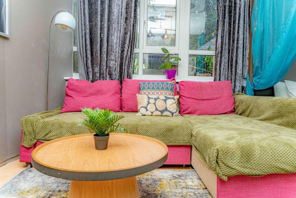 Unique Home W/Garden Hot Tub, Sauna & Cinema Room London Kültér fotó
