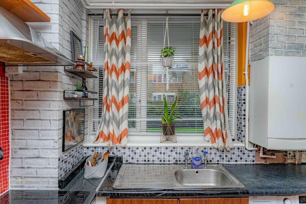 Unique Home W/Garden Hot Tub, Sauna & Cinema Room London Kültér fotó