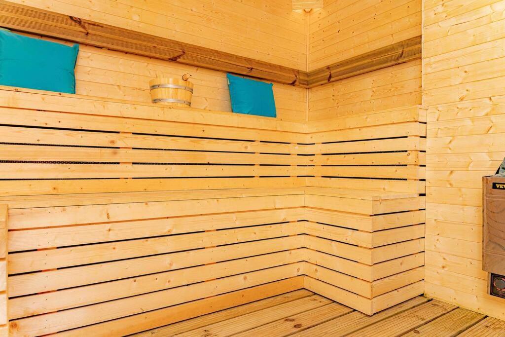 Unique Home W/Garden Hot Tub, Sauna & Cinema Room London Kültér fotó