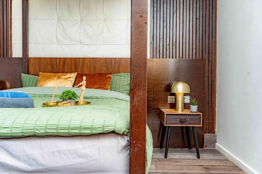 Unique Home W/Garden Hot Tub, Sauna & Cinema Room London Kültér fotó