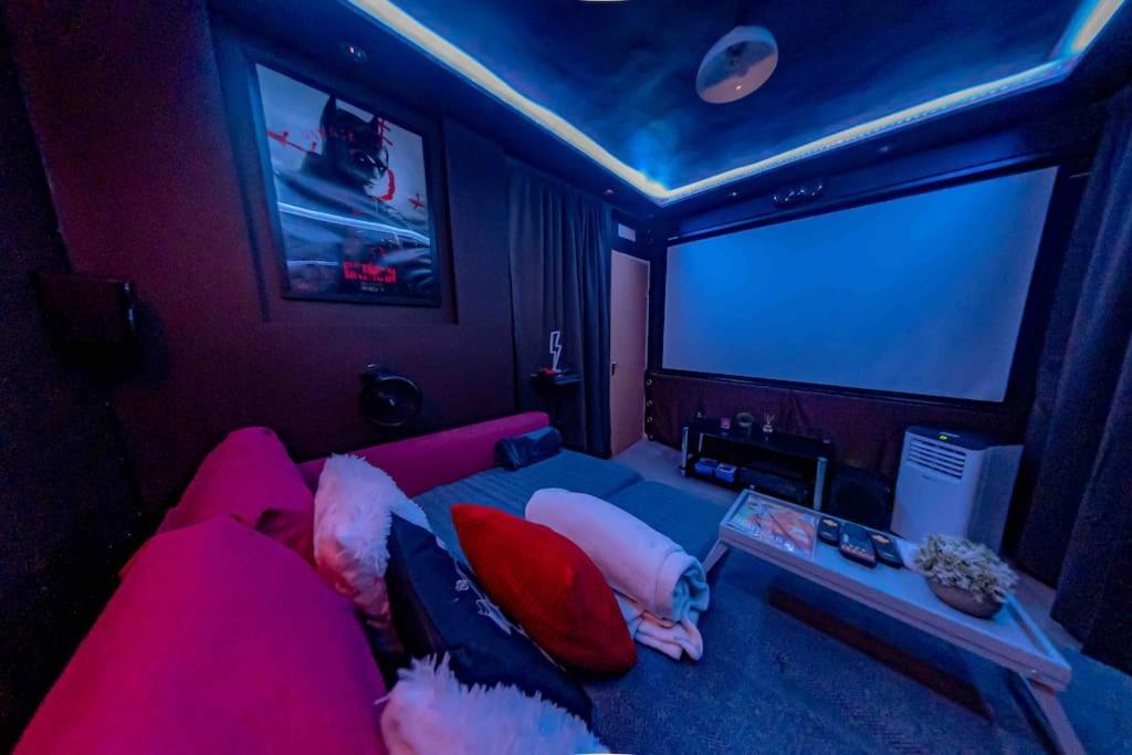 Unique Home W/Garden Hot Tub, Sauna & Cinema Room London Kültér fotó