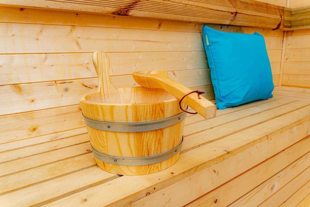Unique Home W/Garden Hot Tub, Sauna & Cinema Room London Kültér fotó