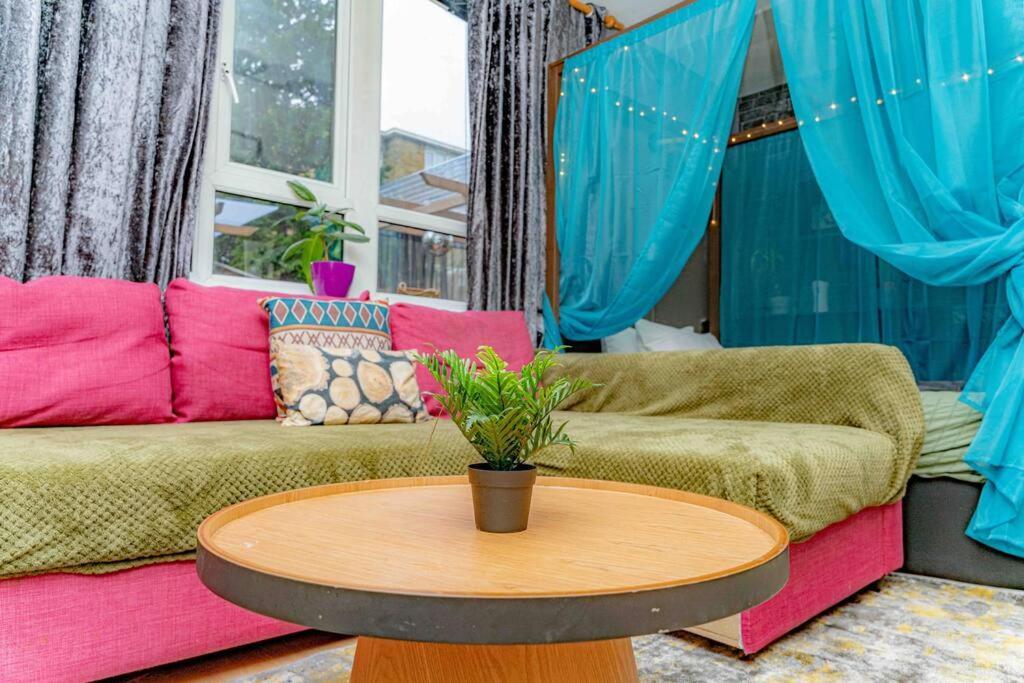 Unique Home W/Garden Hot Tub, Sauna & Cinema Room London Kültér fotó