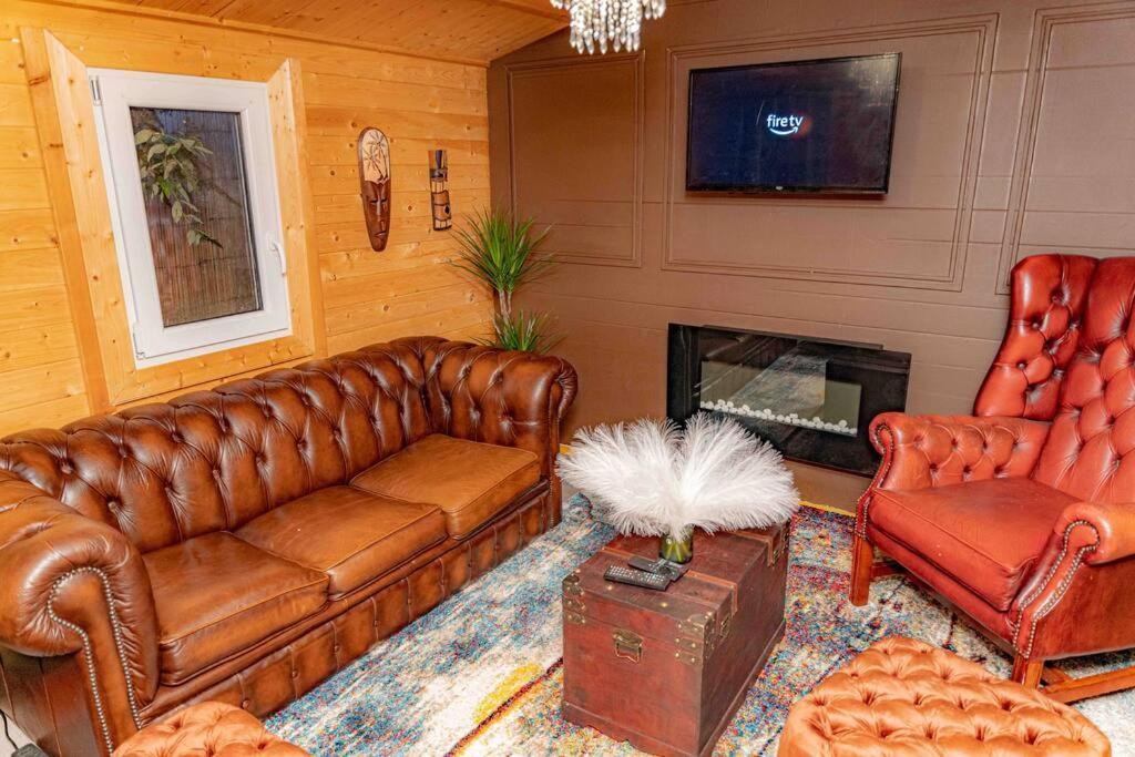 Unique Home W/Garden Hot Tub, Sauna & Cinema Room London Kültér fotó