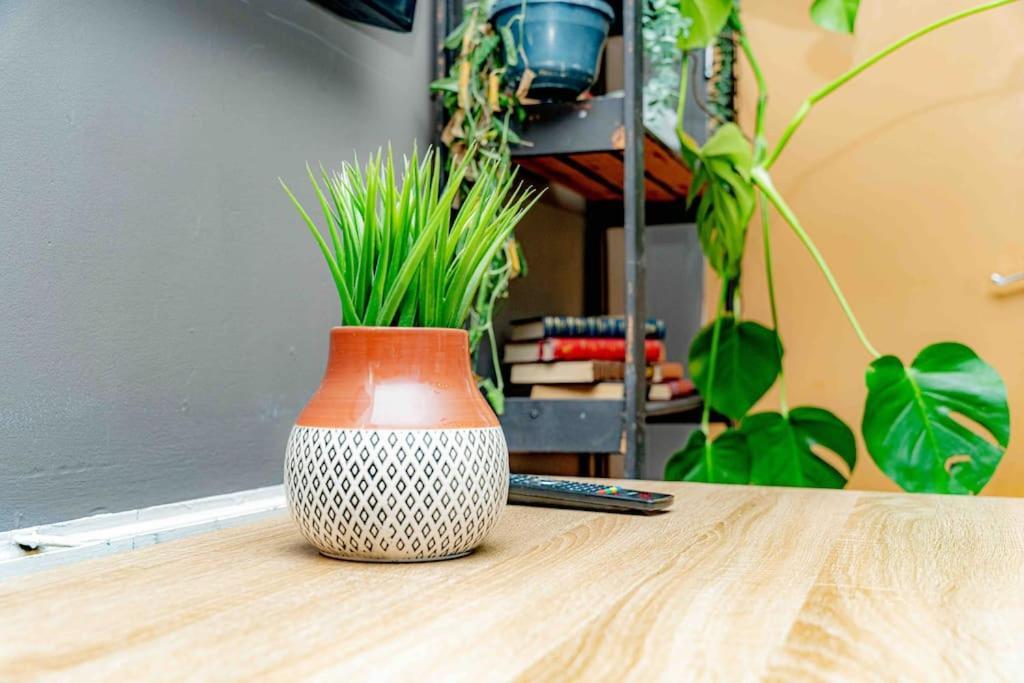 Unique Home W/Garden Hot Tub, Sauna & Cinema Room London Kültér fotó