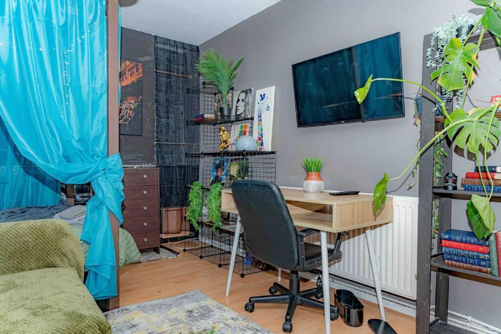 Unique Home W/Garden Hot Tub, Sauna & Cinema Room London Kültér fotó