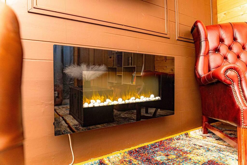 Unique Home W/Garden Hot Tub, Sauna & Cinema Room London Kültér fotó