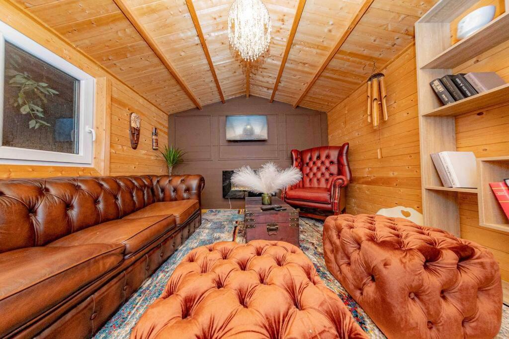 Unique Home W/Garden Hot Tub, Sauna & Cinema Room London Kültér fotó